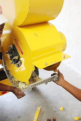 Screen on 225 wood chipper with grinder!