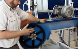 Easy access to blade carrier and drive pully