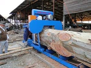 Sawmill 660 RSA Made. Log securely loaded on saw bed which is 7,2 meter long! Sawmill 660 RSA Made. Log securely loaded on saw bed which is 7,2 meter long!