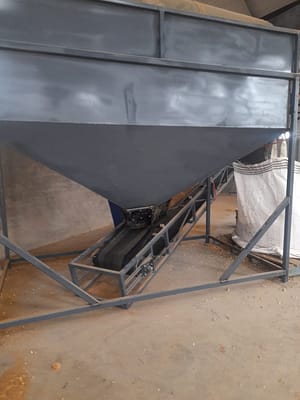 Feed handling trommel with discharge belt