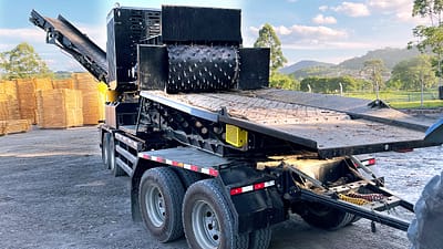 1400 showing left and right swing of discharge belt